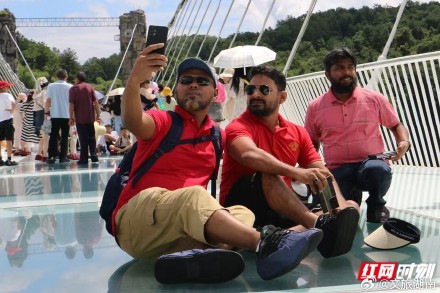 日均接待超1万人次 张家界大峡谷景区避暑游进入高峰