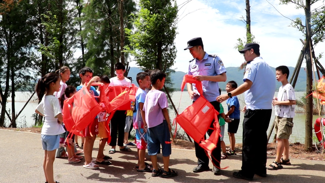 防溺水教育，警察叔叔把课堂搬到了湖边！