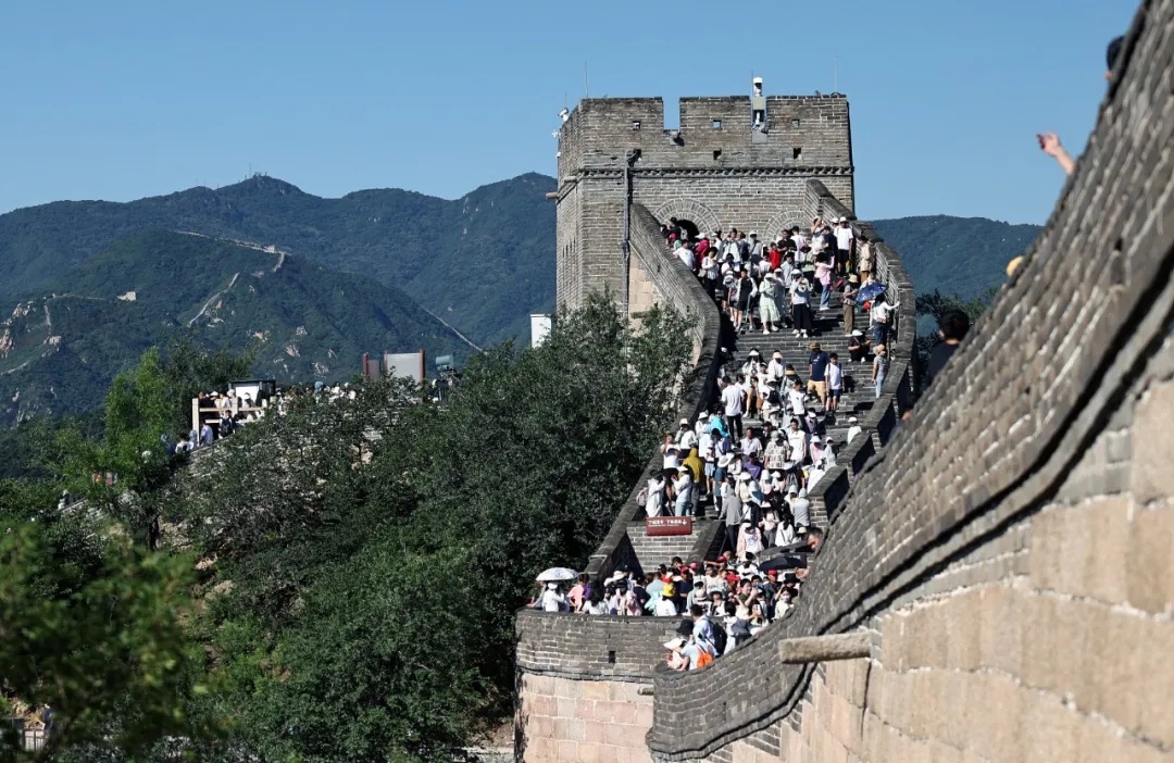 游客在长城刻字被警方一路追踪，在颐和园被抓