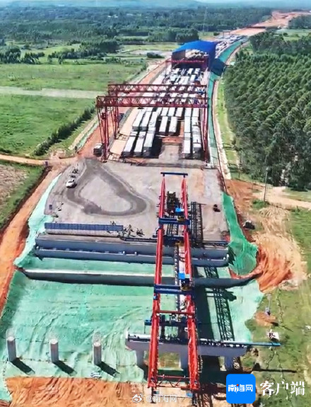 洋浦疏港高速公路全线首片预制梁顺利架设 洋浦疏港高速公路全线首片预制梁顺利架设