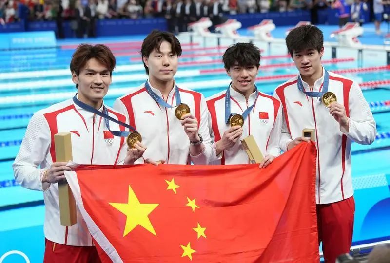 奥运金报｜大逆转！中国游泳队夺金，打破美国队40年垄断