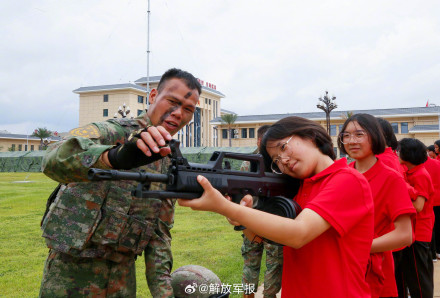 共上国防教育课！张桂梅携师生走进空军部队