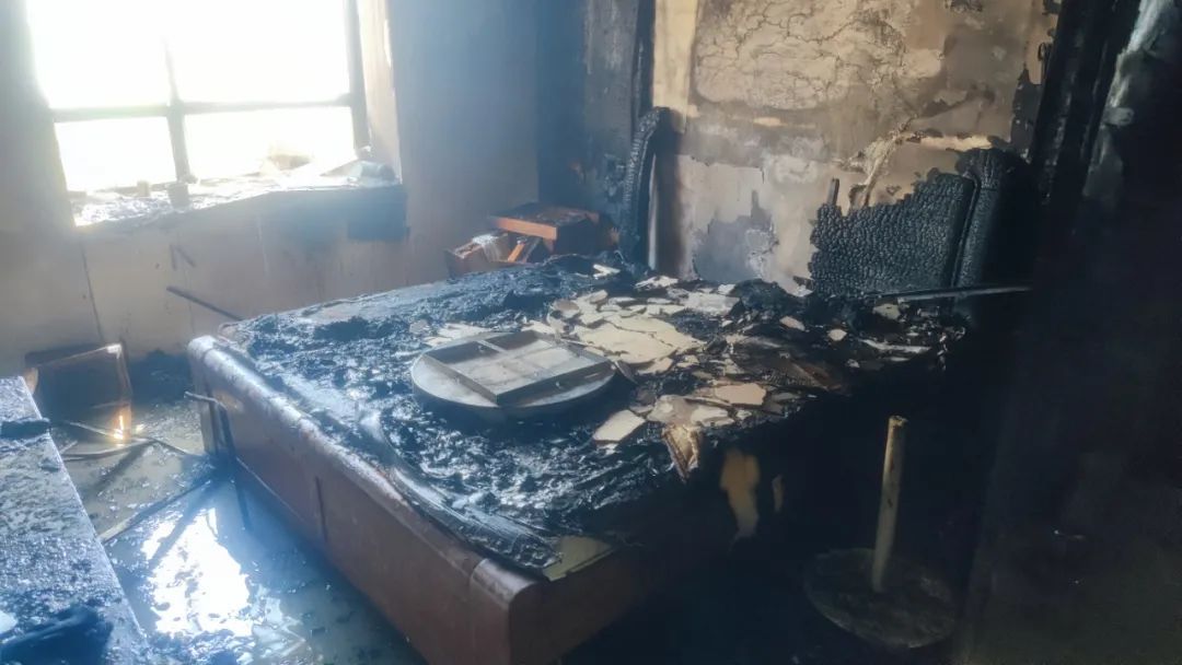 床头塑料瓶里装了什么引发大火？不少人有这个习惯→