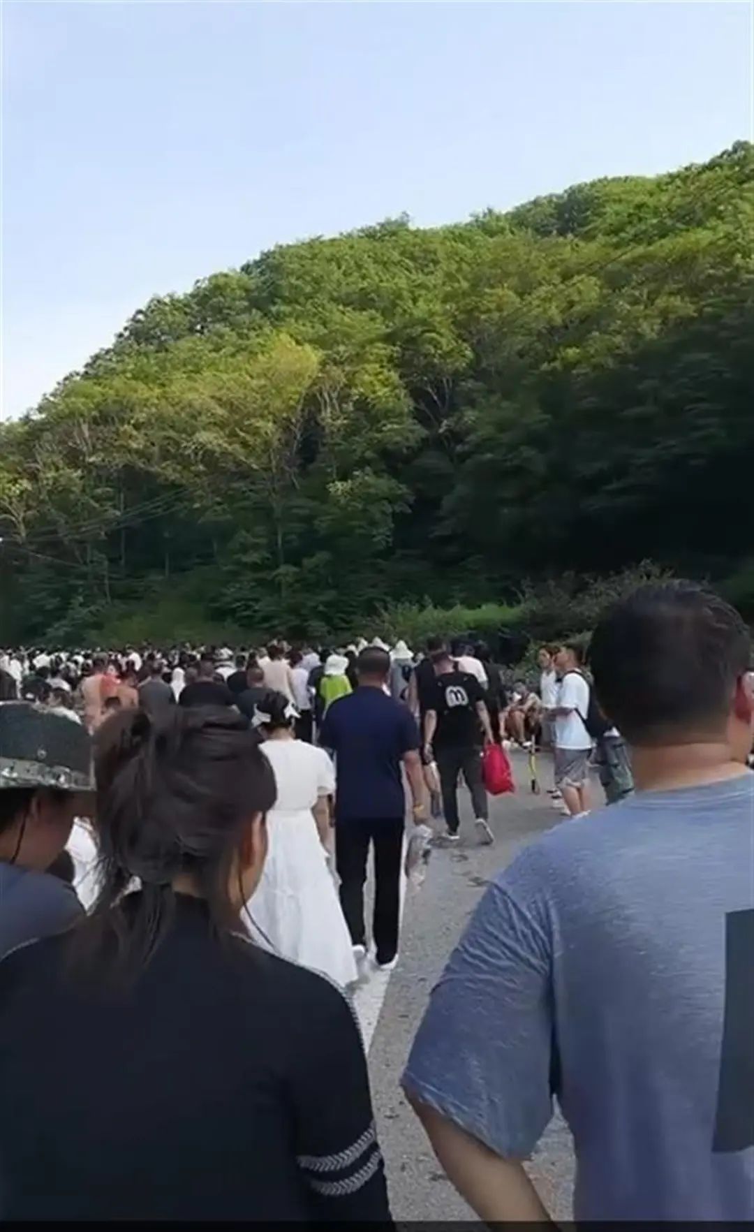 “退票退票！”景区滞留上万游客！官方紧急回应