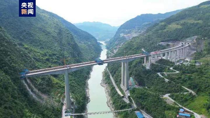 渝湘复线高速观音庙乌江特大桥连续梁双幅成功合龙