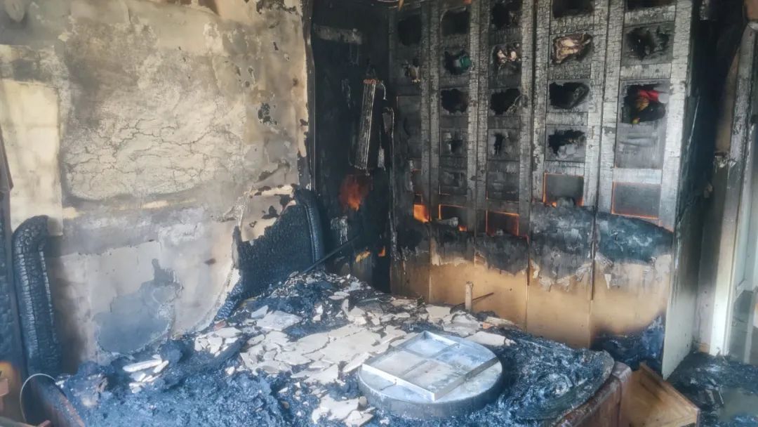 床头塑料瓶里装了什么引发大火？不少人有这个习惯→