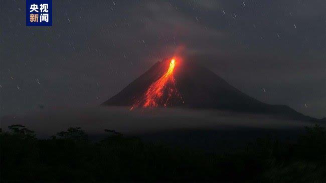 印尼默拉皮火山喷发 熔岩流淌1.7公里