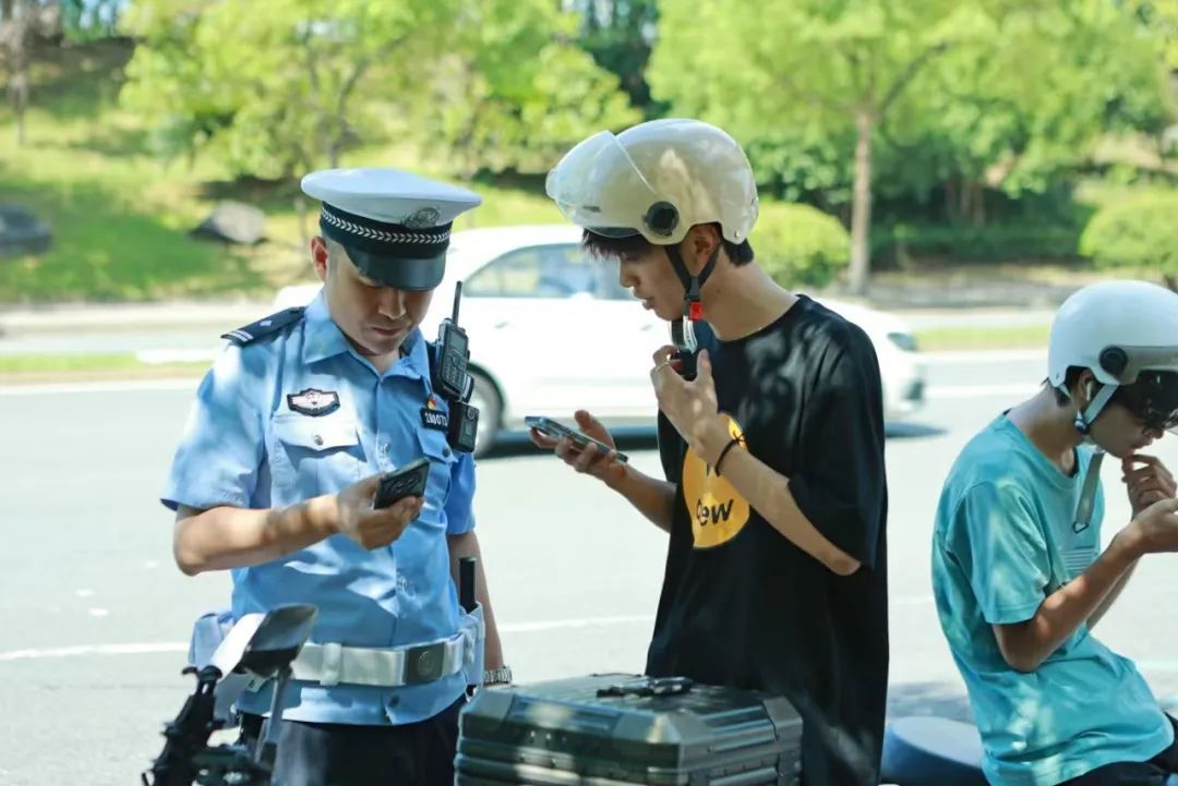 39℃高温下,长沙交警的坚守! 39℃高温下,长沙交警的坚守!