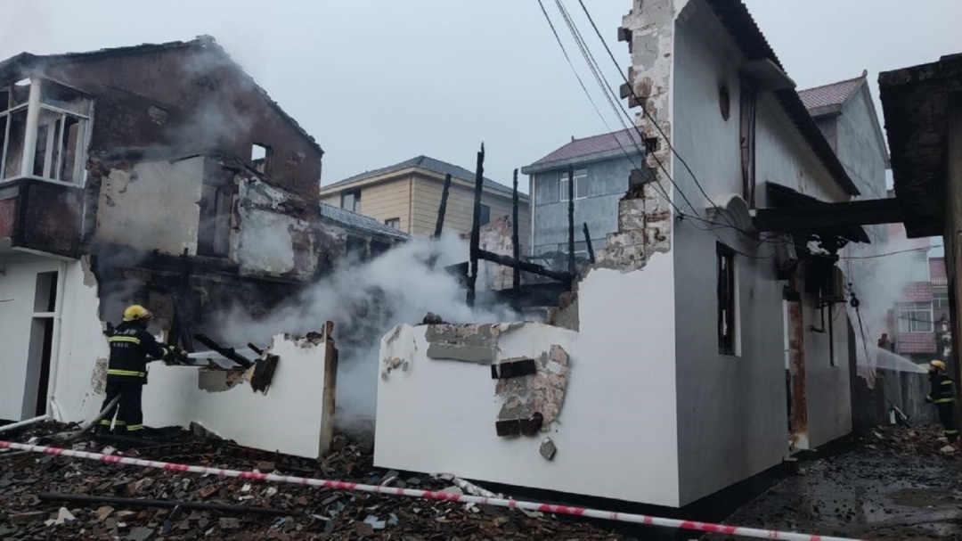 床头塑料瓶里装了什么引发大火？不少人有这个习惯→