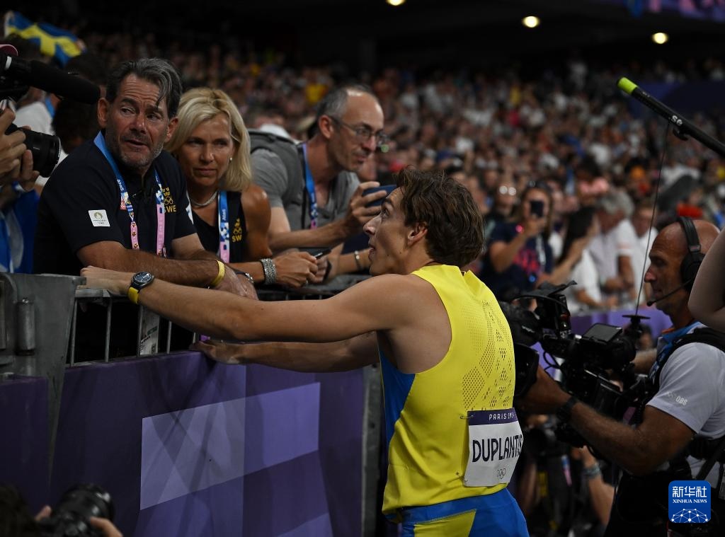 巴黎奥运会丨田径——男子撑杆跳高：杜普兰蒂斯破世界纪录夺冠
