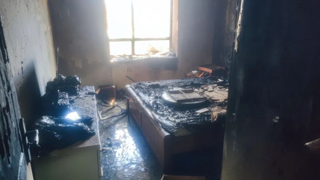 床头塑料瓶里装了什么引发大火？不少人有这个习惯→