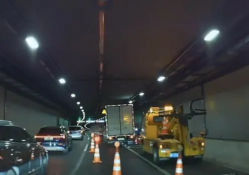 事发上海北横通道!货车撞坏限高杆,致早高峰严重拥堵!重要提醒→ 事发上海北横通道!货车撞坏限高杆,致早高峰严重拥堵!重要提醒→