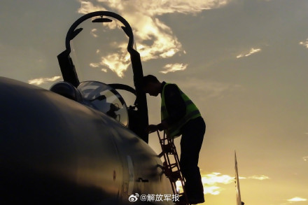 升空!战机跨昼夜飞行训练 升空!战机跨昼夜飞行训练