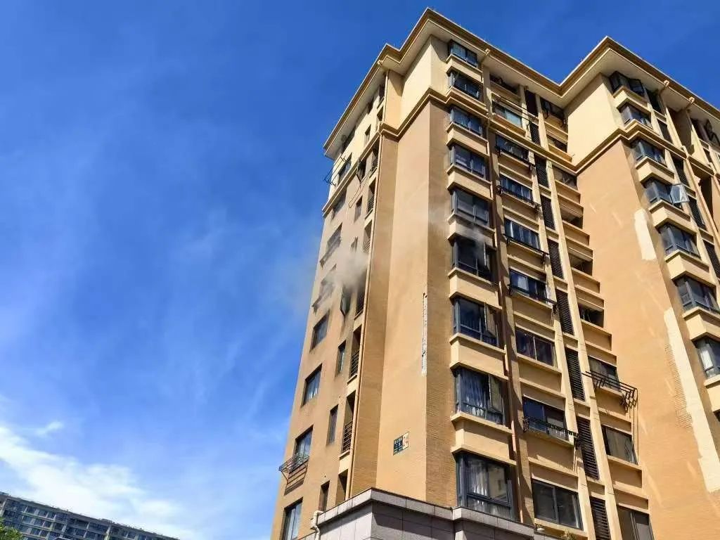 床头塑料瓶里装了什么引发大火？不少人有这个习惯→