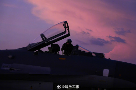 升空!战机跨昼夜飞行训练 升空!战机跨昼夜飞行训练