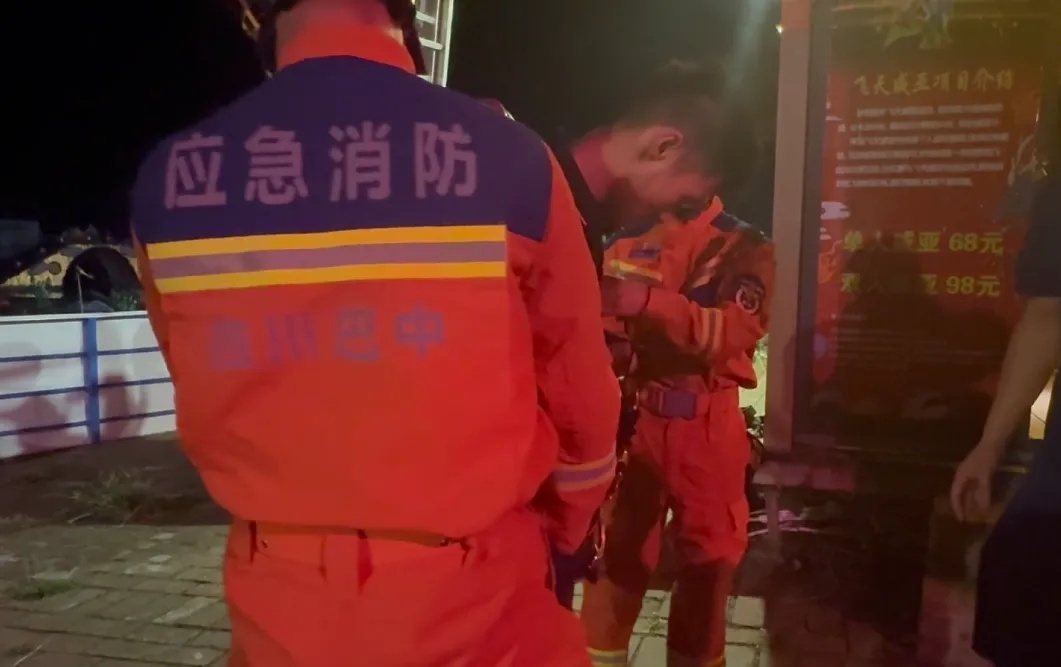 游乐园惊魂夜！撕心哭喊不断传来，抬头一看，俩孩子正“飞”在10米高空？