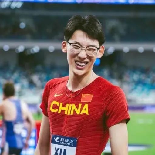 跨栏拿小组第一！他回应“戴眼镜的秘密”→