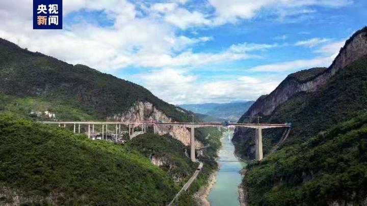 渝湘复线高速观音庙乌江特大桥连续梁双幅成功合龙