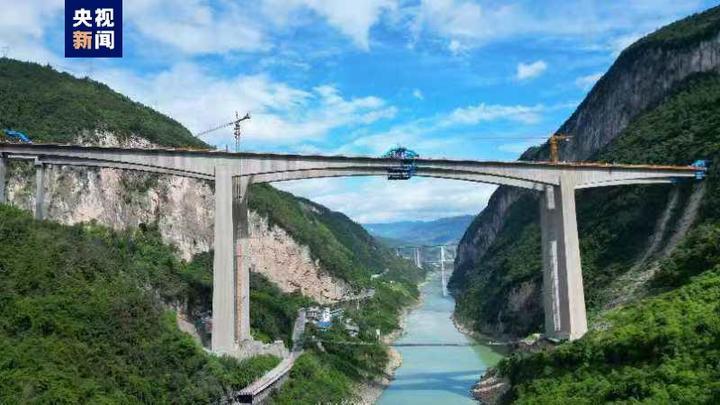 渝湘复线高速观音庙乌江特大桥连续梁双幅成功合龙