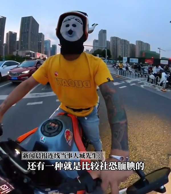 笑料十足！“显眼包”上路吓坏路人，交警提示→