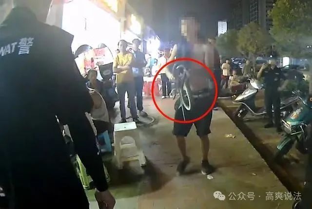 当街遛蛇吓坏众人，违法！