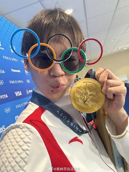 可可爱爱！全红婵陈芋汐奥运限定版搞怪自拍