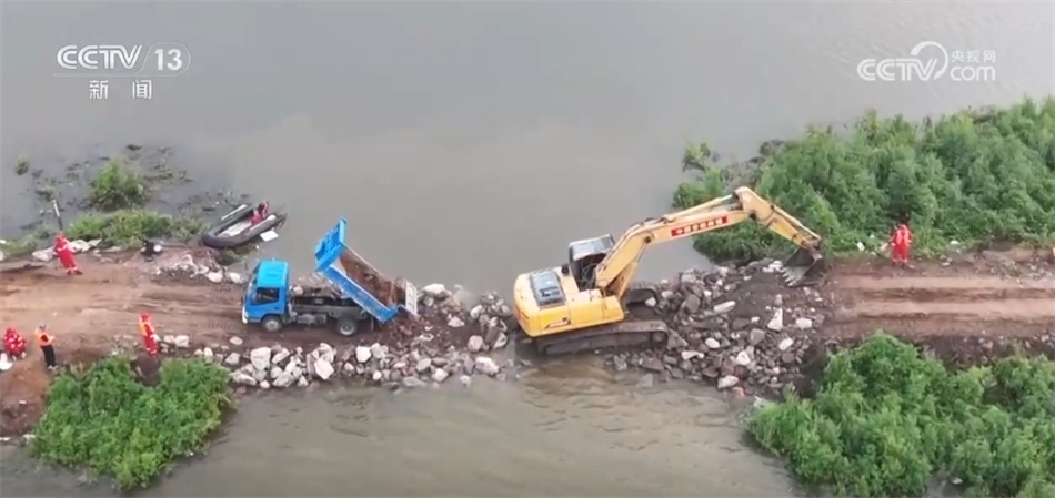 争分夺秒！辽宁铁岭辽河支流王河铁岭段溃口堤坝完成封堵