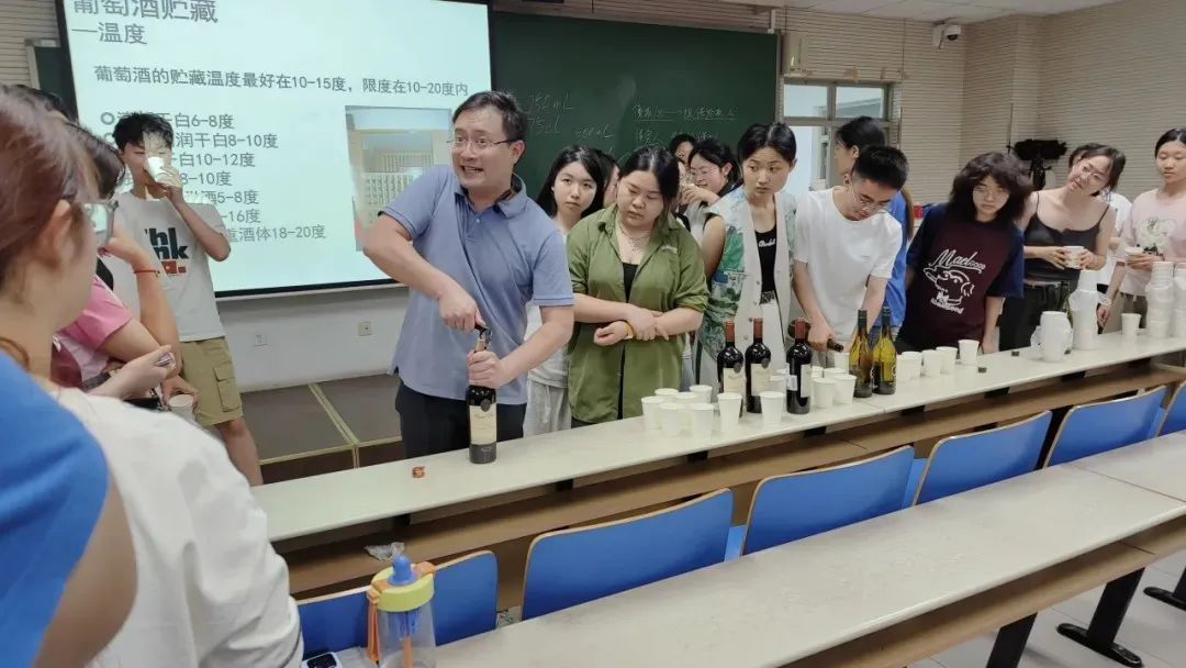 学校里的树应该怎么爬？！网友：“看完觉得我也行了……”