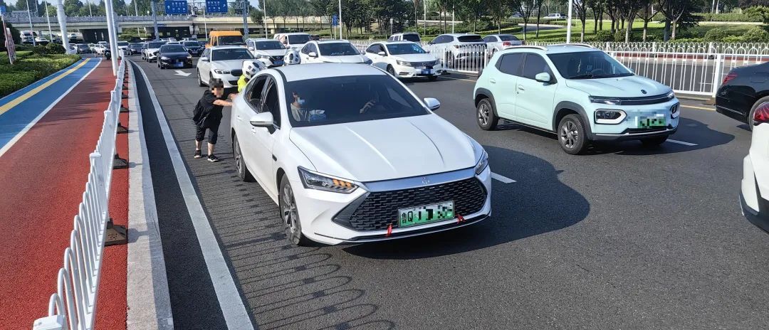 滚滚车流中，你们的背影很帅！