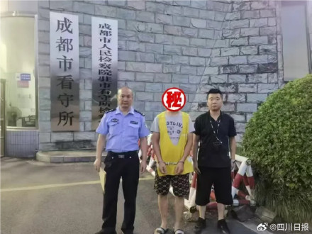 涉嫌危险驾驶罪！成都一小车挤满14人车主被刑拘