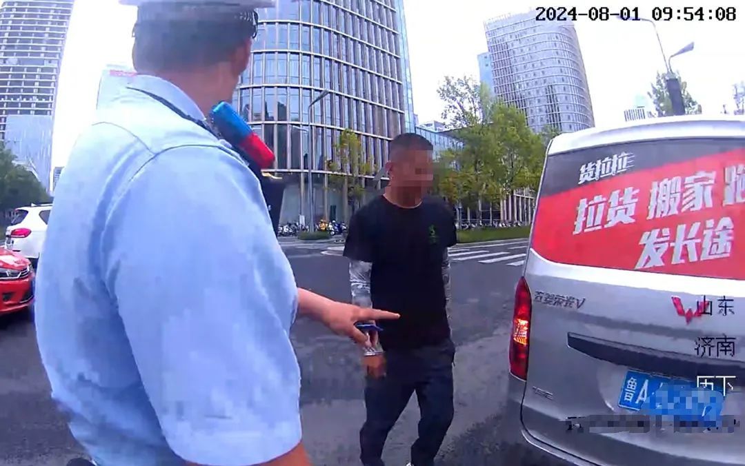 都是7座车 一个塞满人一个塞满货