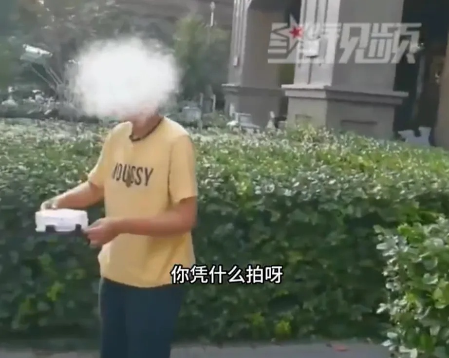 头皮发麻！女子在小区所为引众怒…网友：这是造孽
