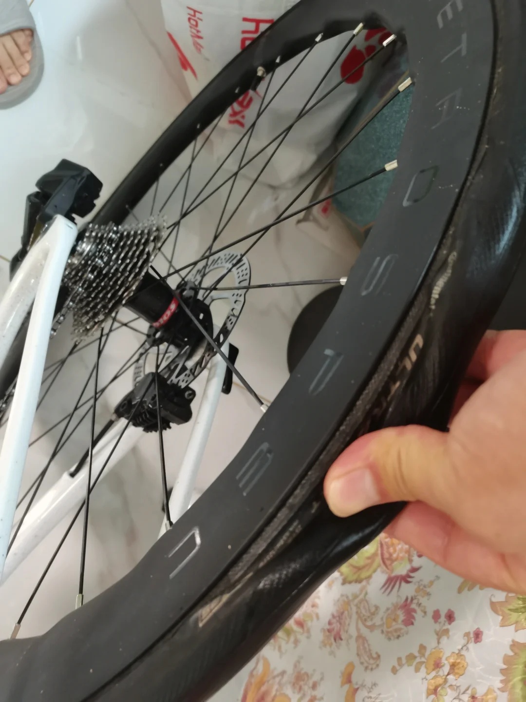 “小孩哥”骑行途中被路面凸起砖块绊倒后“教科书式维权”
