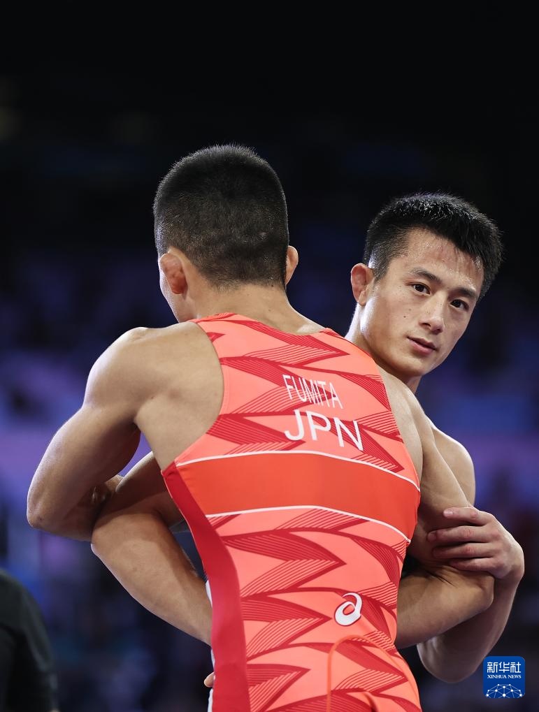 巴黎奥运会丨摔跤——男子古典式摔跤60公斤级决赛：曹利国摘银