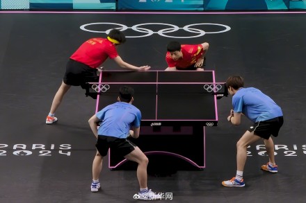 乒乓球男队8强赛国乒男团首盘赢下双打比赛