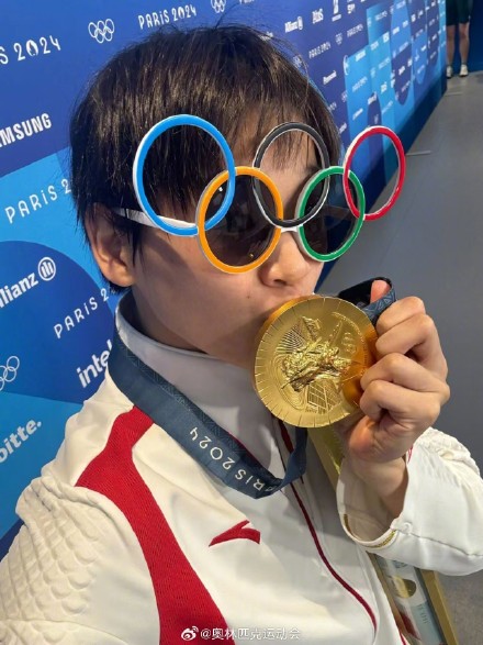 可可爱爱！全红婵陈芋汐奥运限定版搞怪自拍