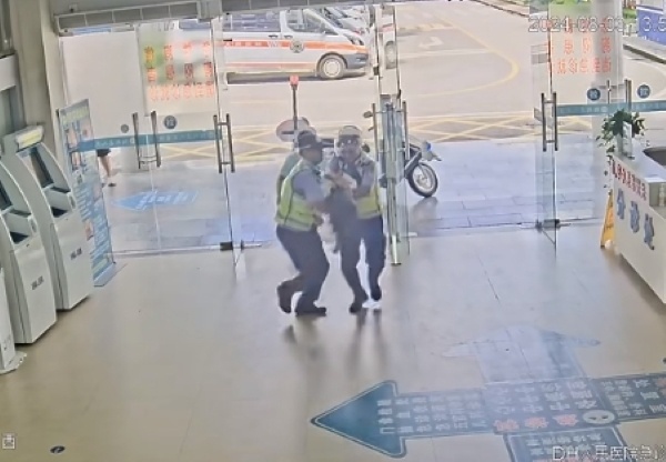 “别咬舌，咬我！”他这样说……