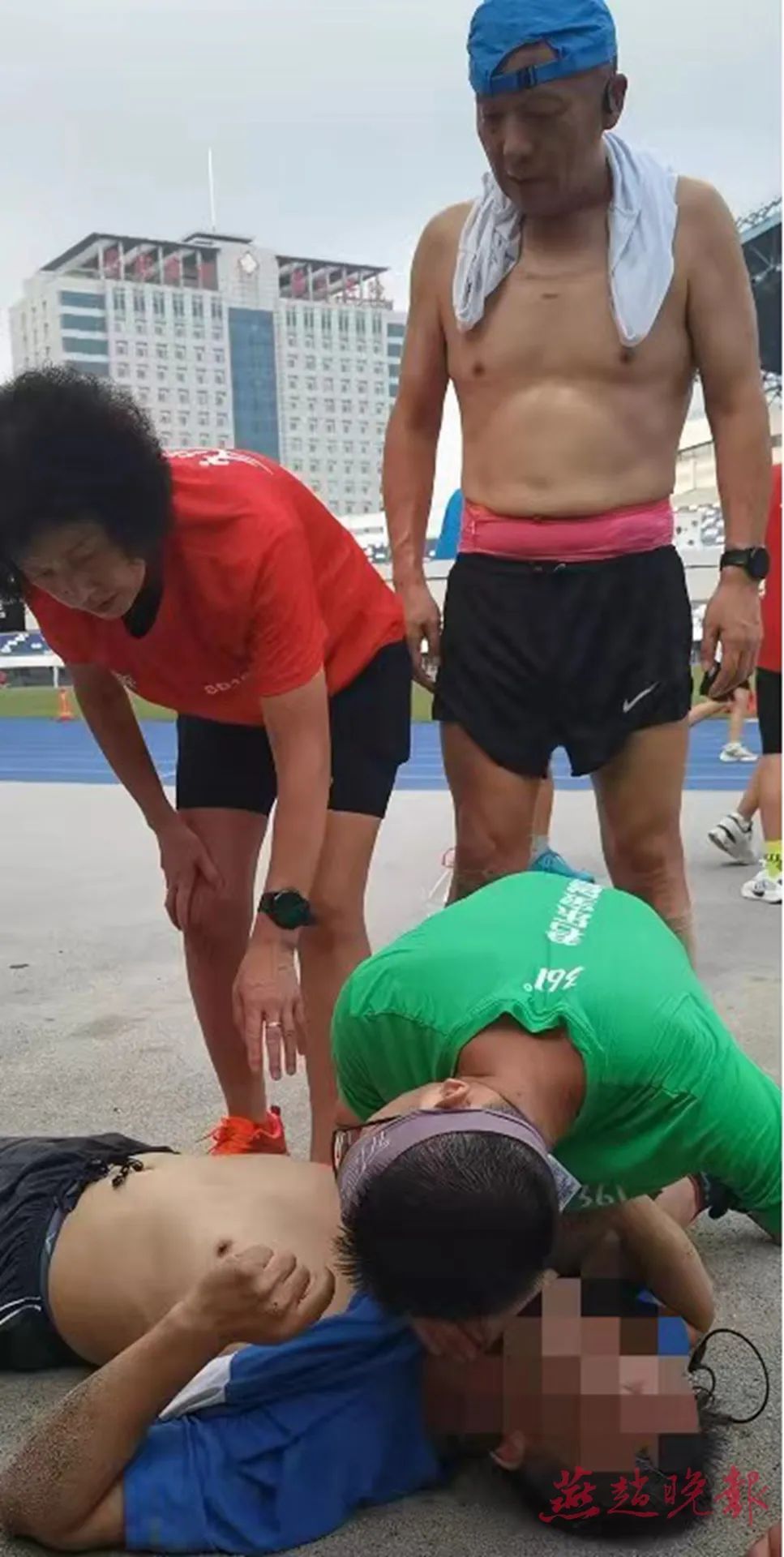 老人晨练心脏骤停 多位跑友教科书式急救