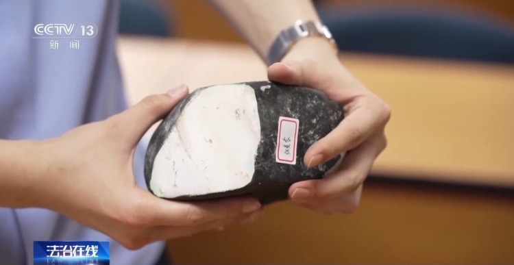 “一刀穷一刀富” 开“原石”真能一夜暴富?起底“赌石”直播骗局 “一刀穷一刀富” 开“原石”真能一夜暴富?起底“赌石”直播骗局