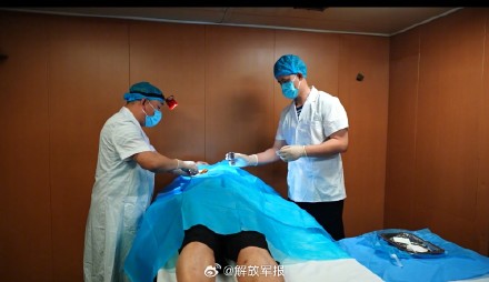 海军护航编队许昌舰紧急救治商船受伤船员