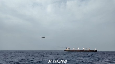 海军护航编队许昌舰紧急救治商船受伤船员
