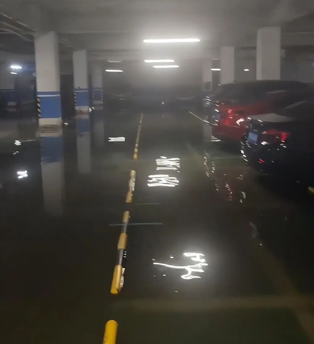一下大雨车库变“水库”！北京这小区业主还能踏实停车吗？