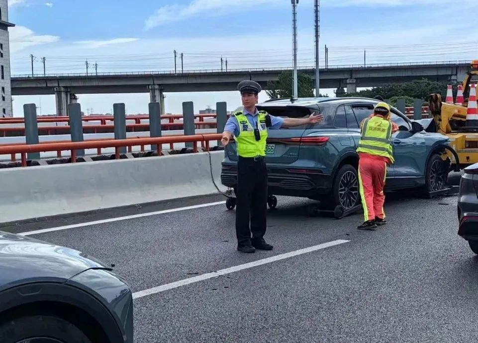 “90后”交警为救人，躺在医院时做了个“卡皮巴拉”