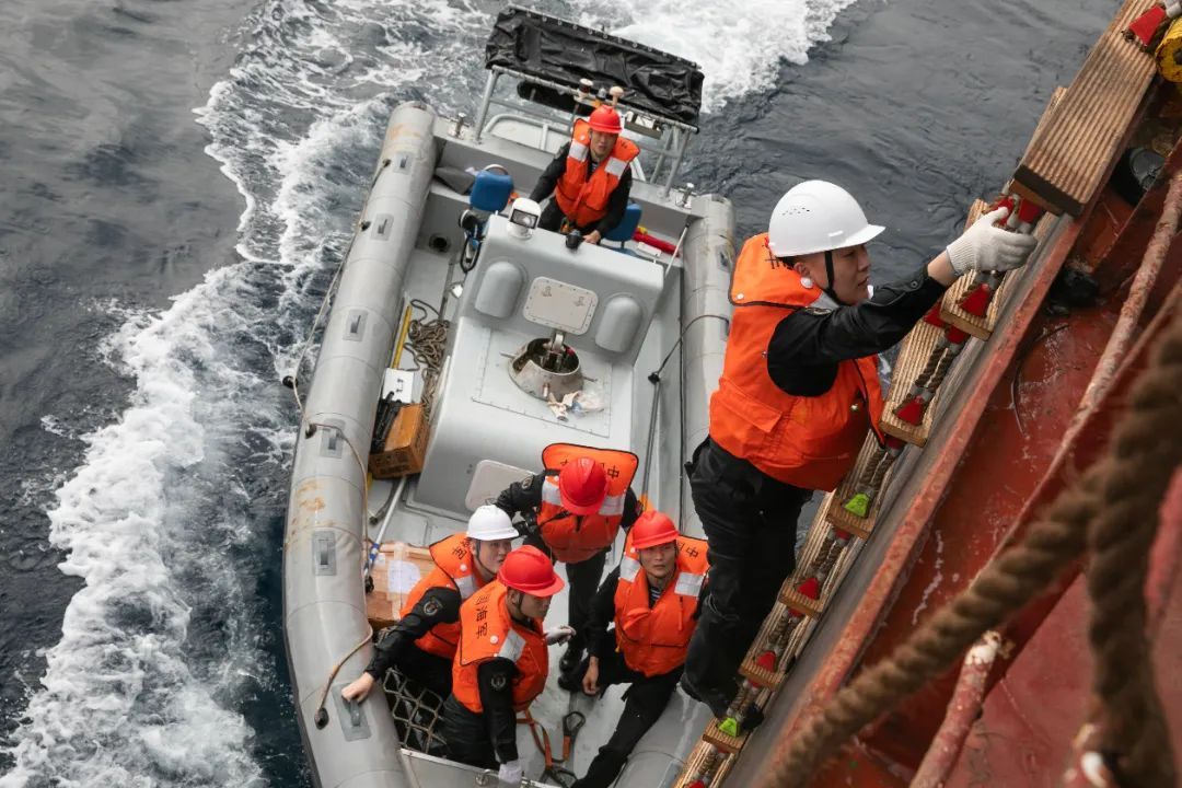 商船发来求救信号!海军第46批护航编队许昌舰紧急驰援 商船发来求救信号!海军第46批护航编队许昌舰紧急驰援