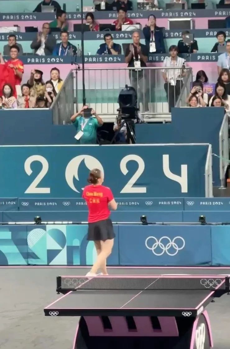 女乒决赛“竖中指”观众是伊利员工?官方紧急辟谣:已报警 女乒决赛“竖中指”观众是伊利员工?官方紧急辟谣:已报警