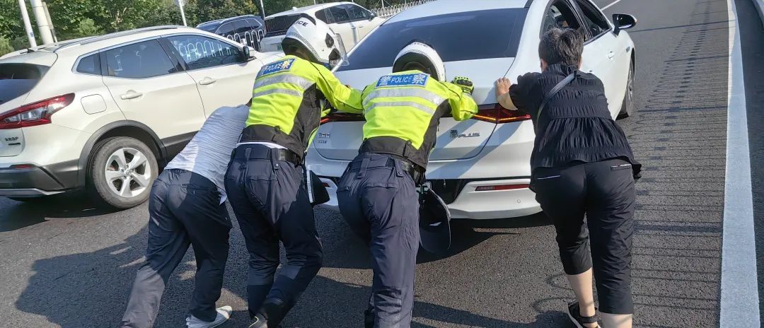 滚滚车流中，你们的背影很帅！