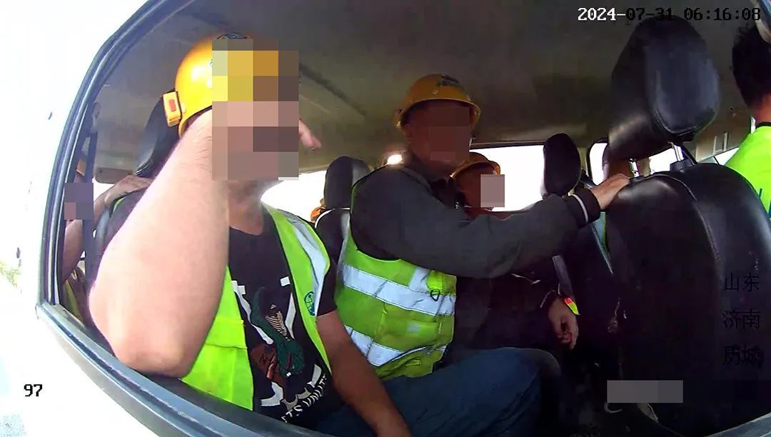都是7座车 一个塞满人一个塞满货