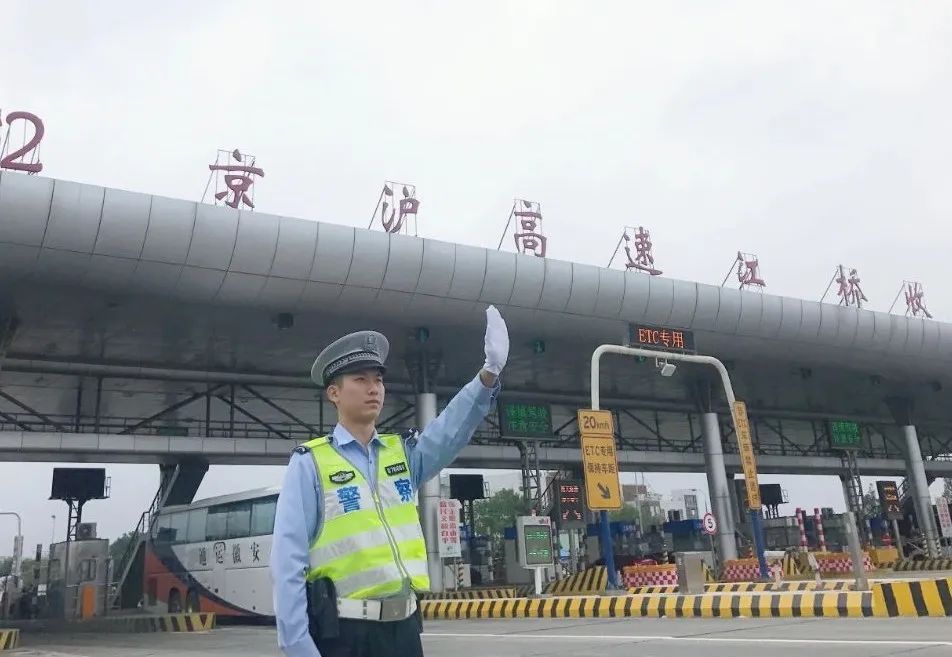 “90后”交警为救人，躺在医院时做了个“卡皮巴拉”