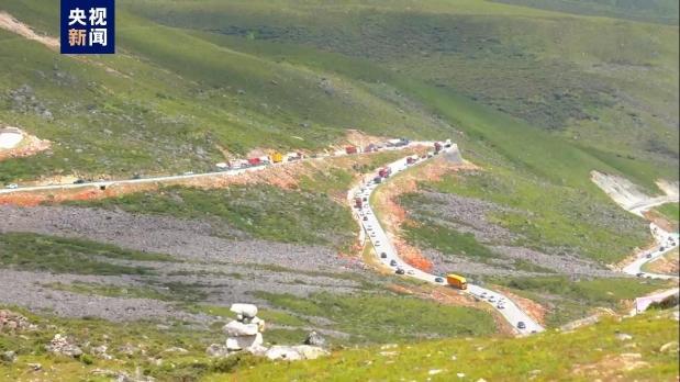 四川甘孜州全力保障滞留车辆顺利过境