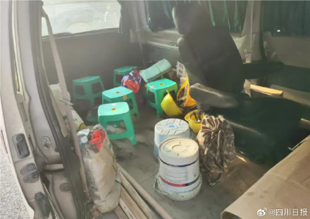 涉嫌危险驾驶罪！成都一小车挤满14人车主被刑拘